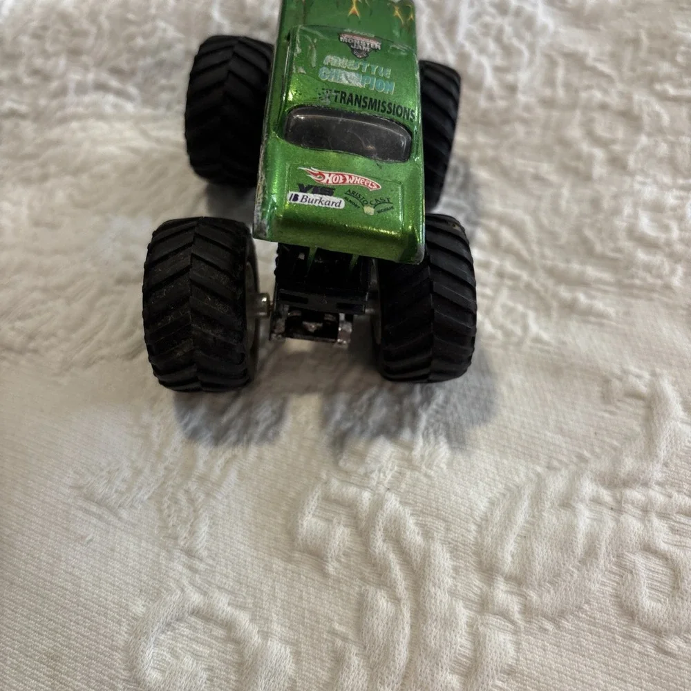 Hot Wheels Monster Jam '57 Chevy Avenger Monster Green Truck Scale 1:64